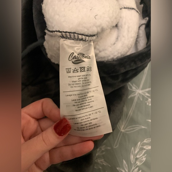 Women’s Oversized Blanket Hoodie - Picture 2 of 4